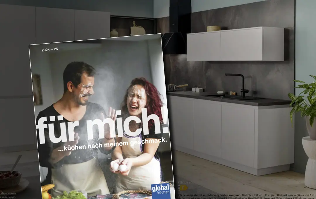 Global Kueche 'Cook' Magazin vor abgedunkeltem Hintergrund einer cremefarbenen Inselkueche