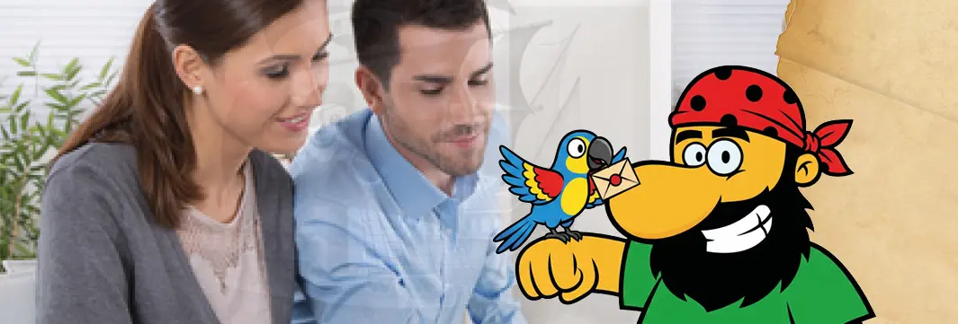 Zweiteiliges Motiv mit drei Personen am Schreibtisch links und Comic-Pirat mit Papagei und Briefumschlag rechts vor hellem Papierhintergrund.