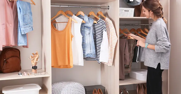 Rosa Kleiderschrank? Kein Problem, die Farben Ihres Schlafzimmerschranks bestimmen Sie ganz allein. 