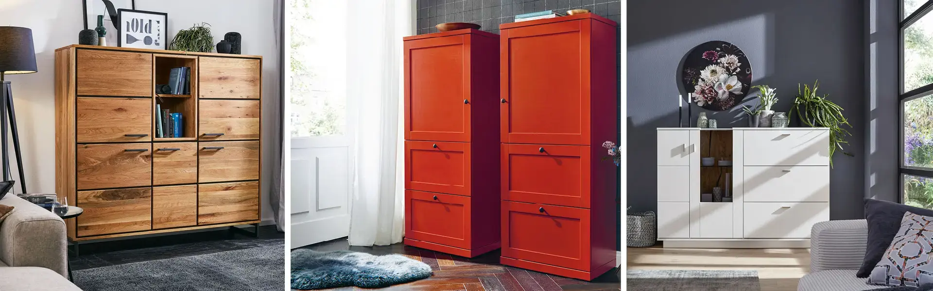 Dreiteiliges Motiv mit links Holz-Highboard mit Fächern, mittig zwei hohe rote Schränke, rechts weisses Sideboard mit offenen Nischen und Deko im Wohnzimmer.