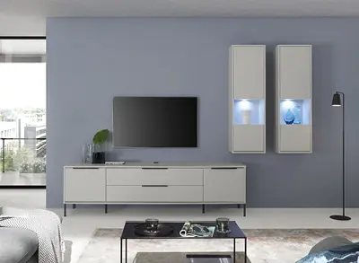 Graues Sofa mit Longchair in Raum mit wand-großen Fenstern