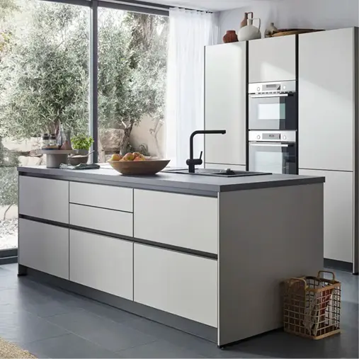 Moderne Küche mit heller Kochinsel, Spüle und Backofen am Fenster