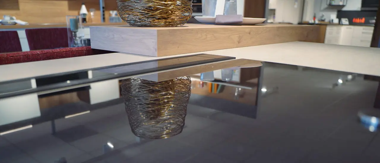 Moderne Herdplatte mit Reflexion