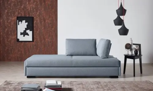 Sie sehen ein Schlafsofa, Doppelbett mit Kissen die verstellbar sind auch als Einzelliege zu nutzen