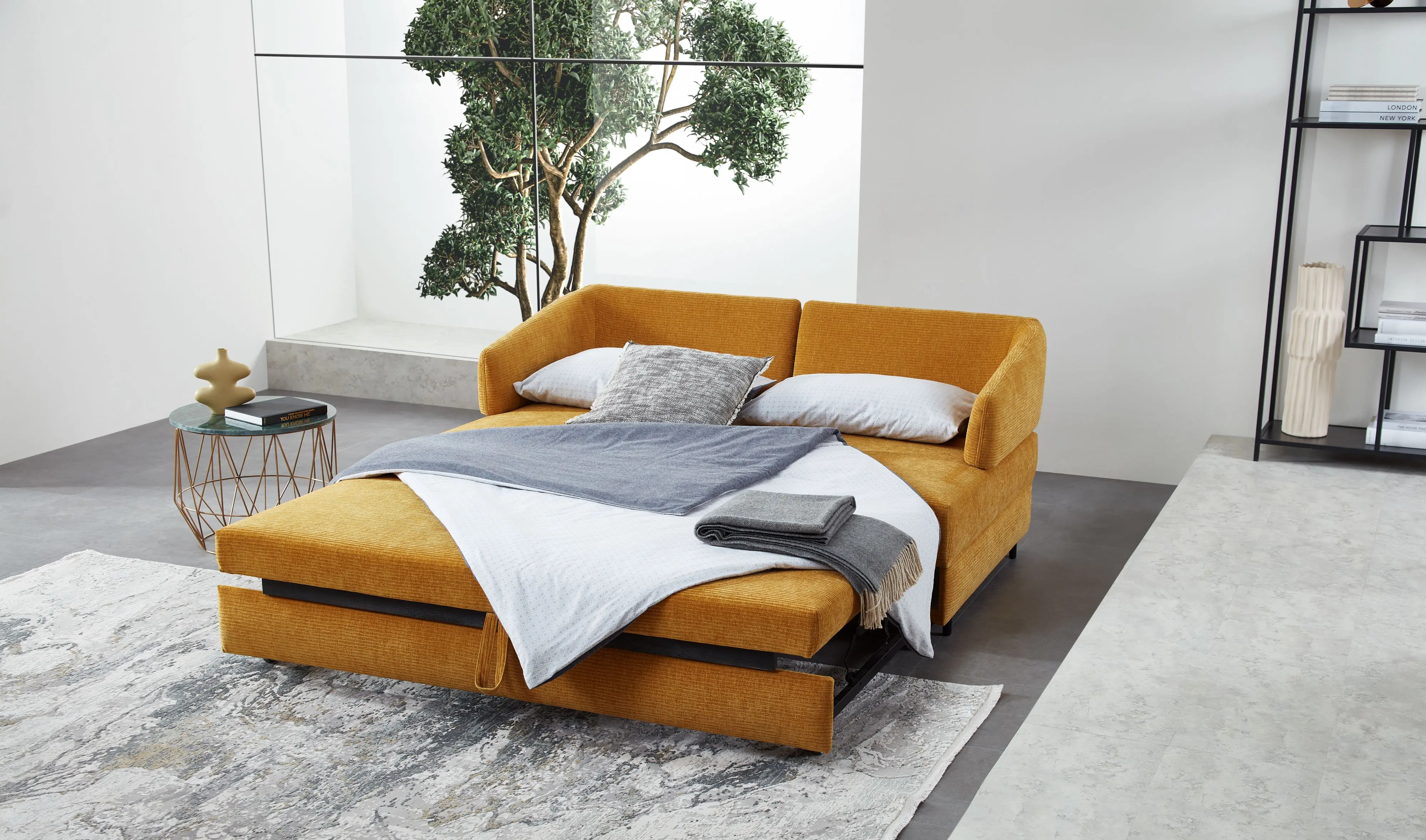 Sie sehen ein aufgeklapptes Schlafsofa in gelb