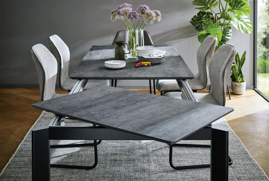 Die Ausziehfunktion bei ausziehbaren Esstischen kann über verschiedene Mechanismen erfolgen.  