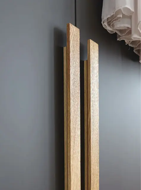 Detailaufnahme von zwei Holzgriffen an Schranktür im Ankleidezimmer