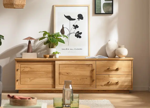 Lowboard aus Holz mit Deko und Bildern an der Wand