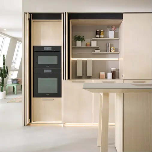 next125 Hochschrank mit Einbauöfen, offenen Regalen und Beleuchtung