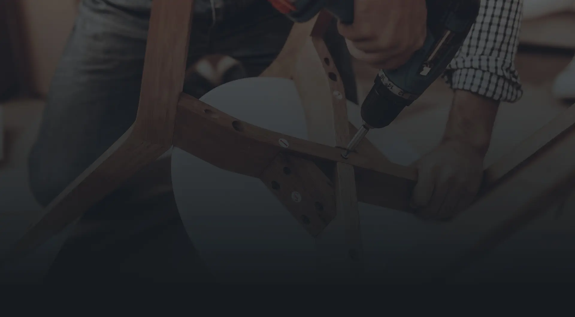 Montage eines Stuhls mit Akkuschrauber