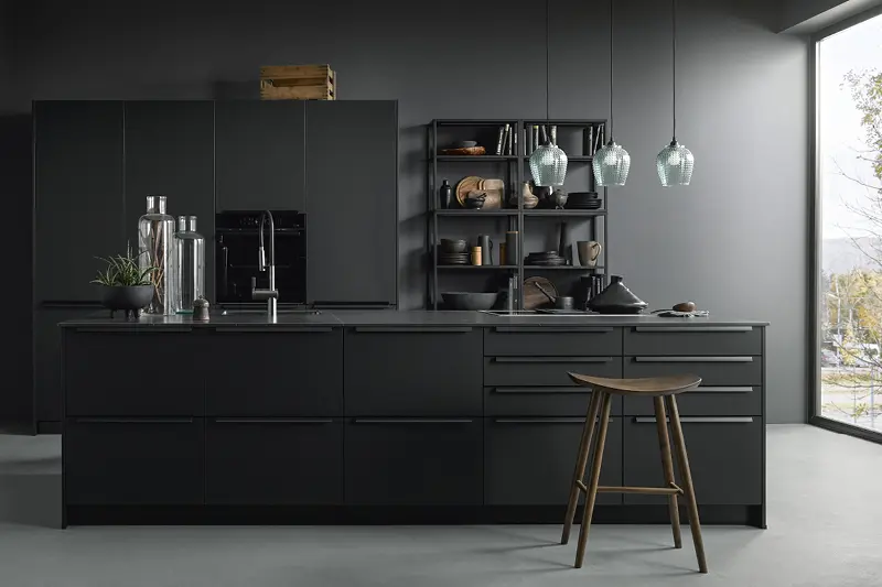 Minimalistische Designkueche in stylischem anthrazit mit Lackfronten und Barhocker vor grossem Panoramafenster.