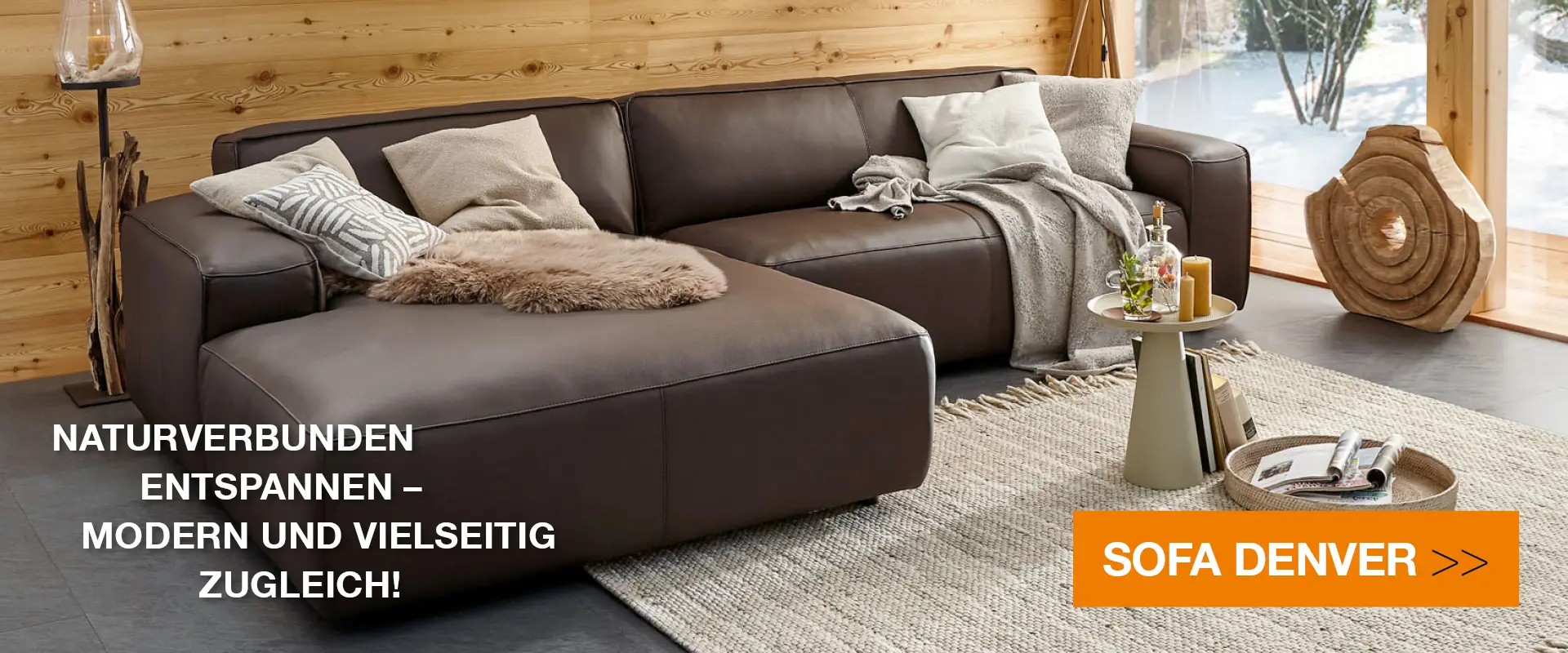 Komfortables braunes Ledersofa in Wohnzimmer mit Holzwänden