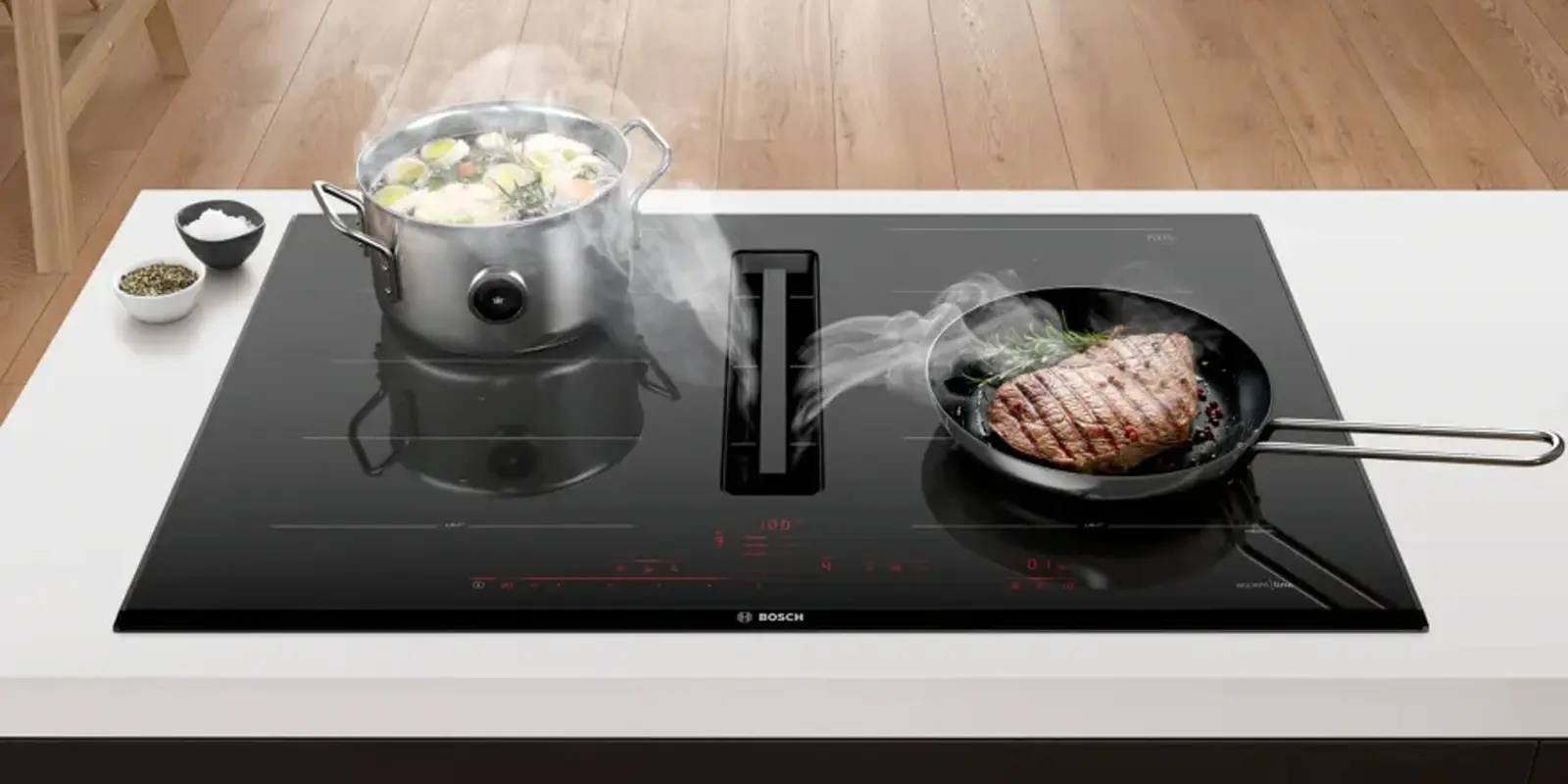 Kochfeld von Bosch, das die Funktion zeigt, eine eingebaute Dunstabzugshaube zu haben, die beim Kochen den entstehenden Dampf direkt abzieht.&nbsp;