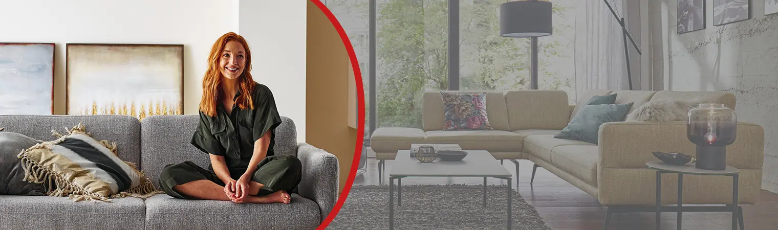 Frau sitzend auf Sofa