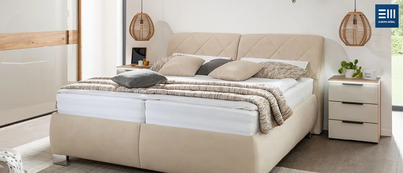 Europa Möbel-Collection - Cremefarbenes Boxspringbett mit beleuchtetem Nachttisch