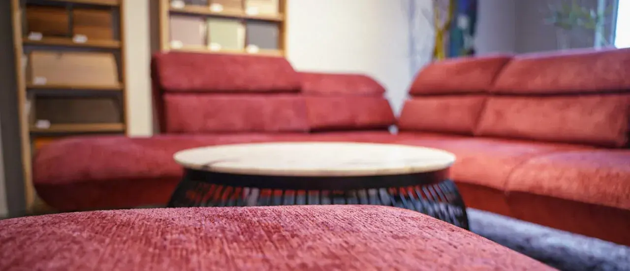 Rote Couch mit hölzernem Couchtisch