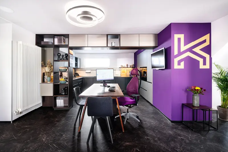 Musterkueche mit Beratungstisch im Kuechenhaus Gruber