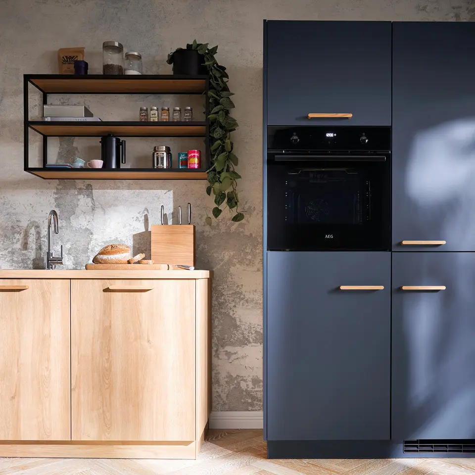Küchenzeile mit Holzunterschrank, offenen Regalen und blauem Hochschrank.