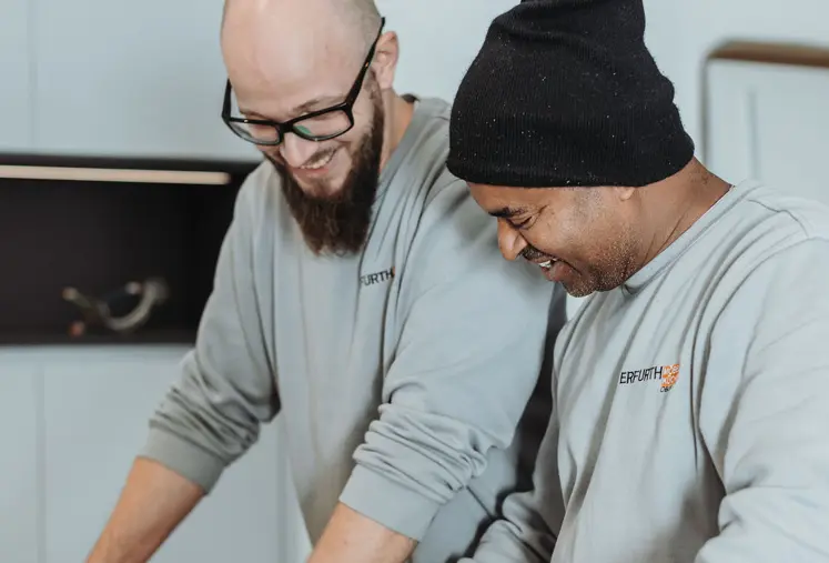 Kuechenmonteure bei der Planung