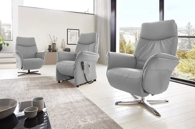 Drei hellgraue Fernsehsessel mit unterschiedlichen Füßen nebeneinander.