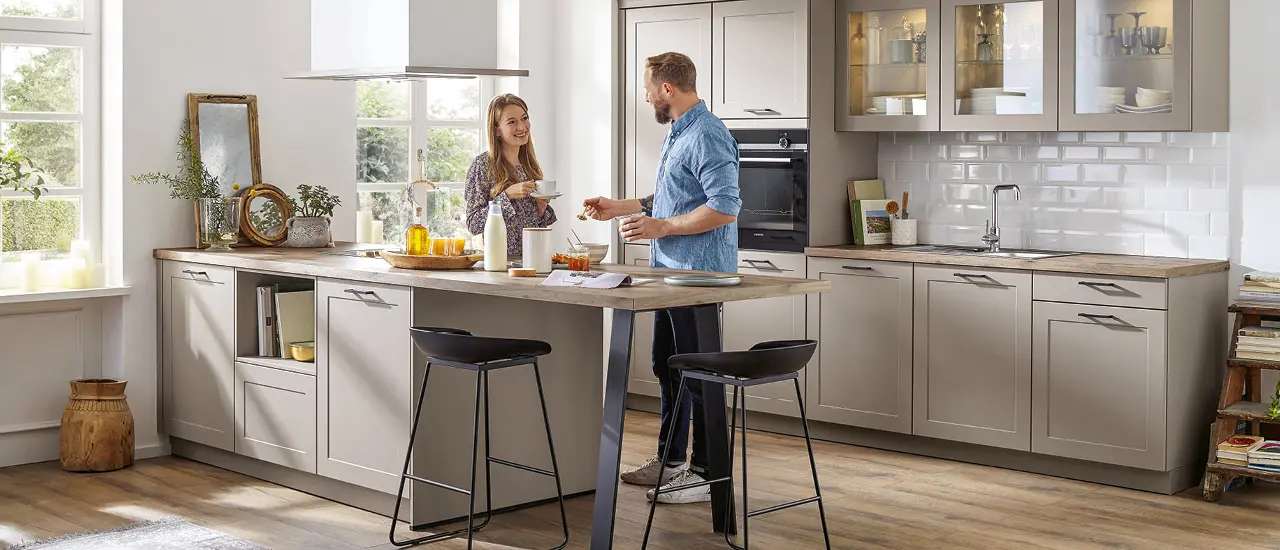 Grau-braune Inselküche im Landhausstil