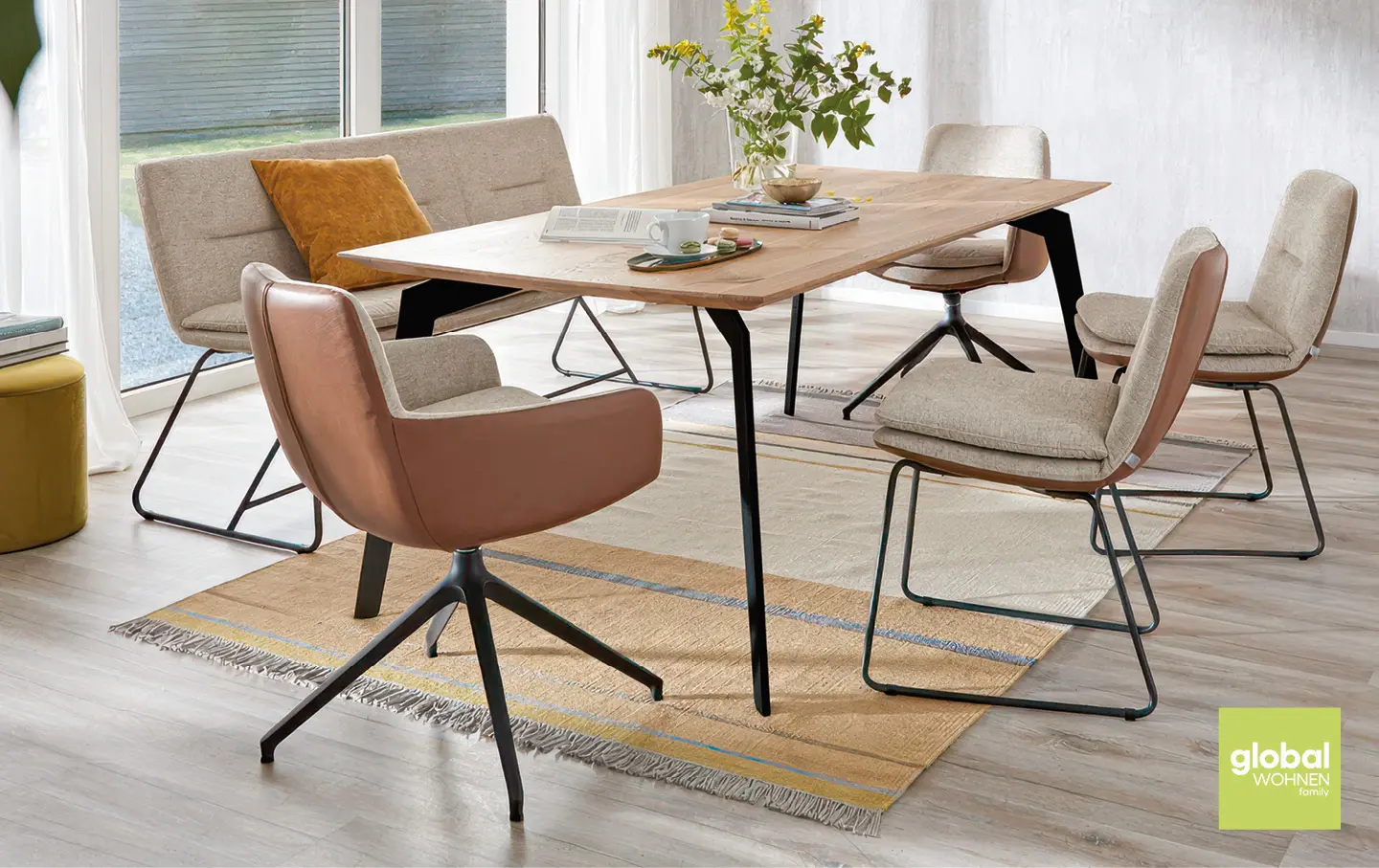 Esstisch mit Polsterstühlen im hellen Esszimmer.