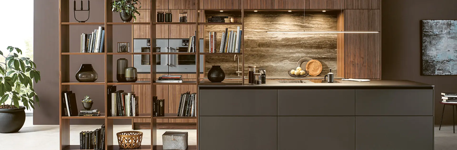 Next125 Küche holzfarben und grau mit Raumteiler