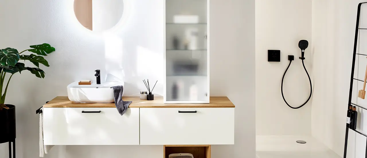 Badezimmerschrank mit Glasvitrine und Keramikwaschbecken