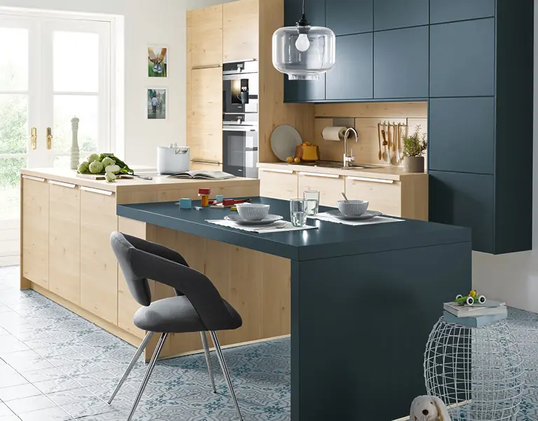 Mit Tresen ausgestattet, wird die Kochinsel in der Inselküche zur Theke.