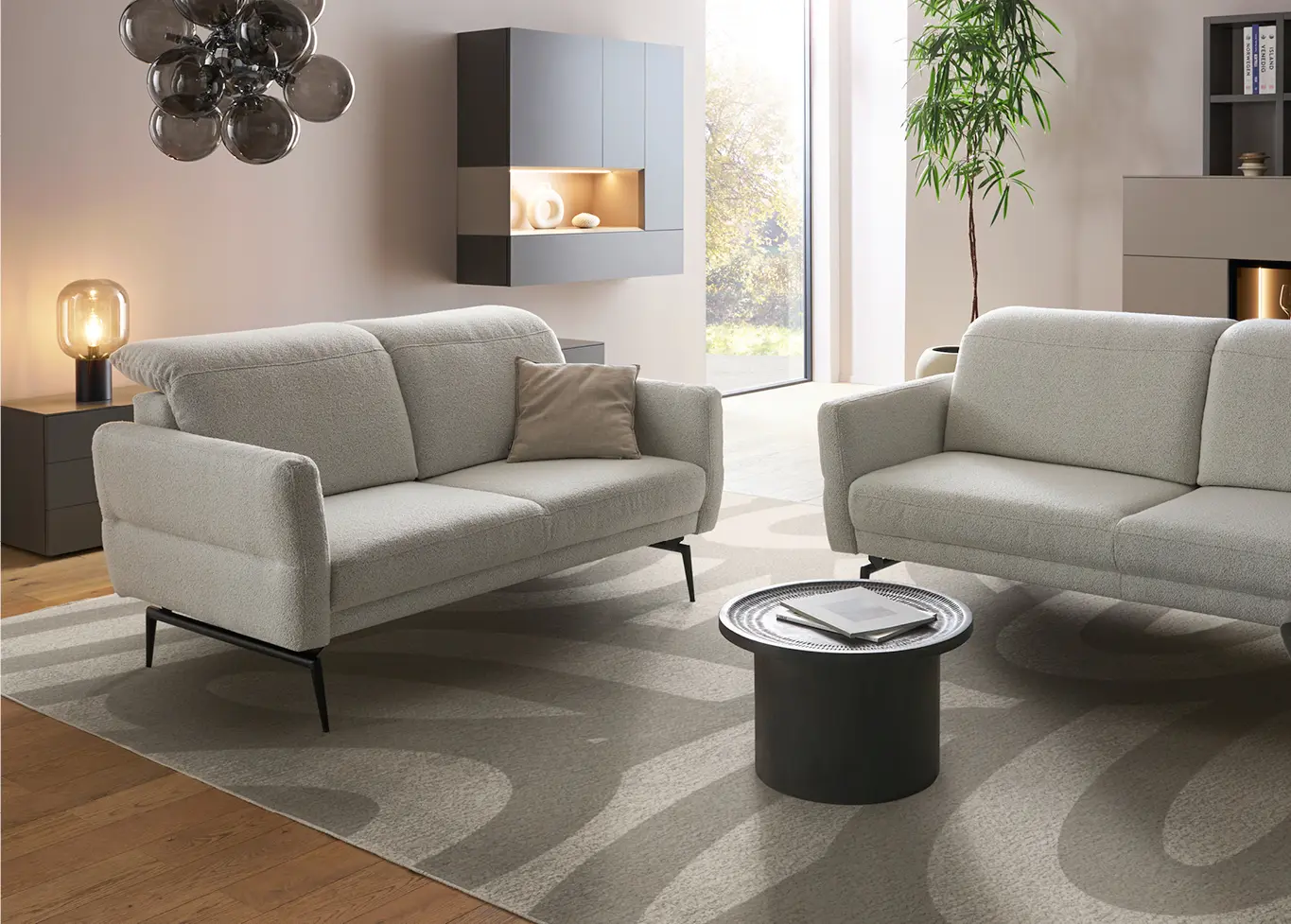 Orangefarbene Stoffcouch mit Kissen und passendem Couchtisch in gemütlichen Wohnzimmer