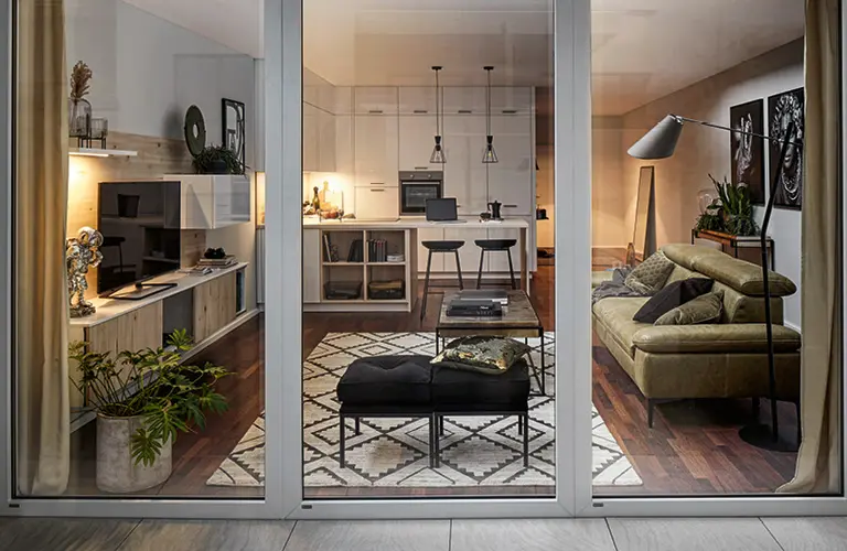 Wohnküche durch Fenster