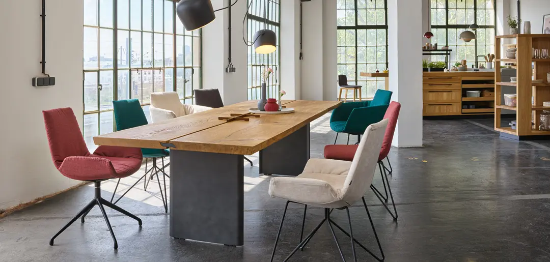 Massiver Esstisch aus Holz mit Metallgestell in Großraumwohnung