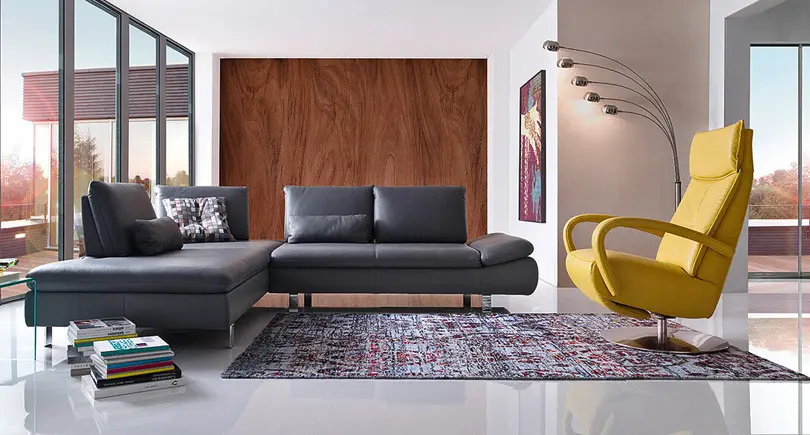 Auf die richtige Pflege kommt es beim Ledersofa sowie beim Hocker aus Echtleder an.