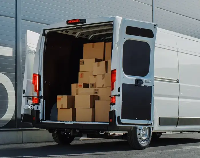 Serviceleistungen - Lieferwagen vor Hausfassade