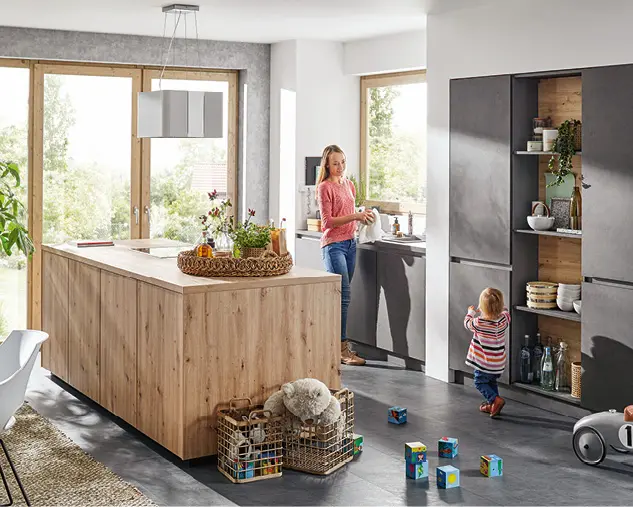 Kücheninsel aus Holz mit Stauraum, Familie in kleiner Küche.
