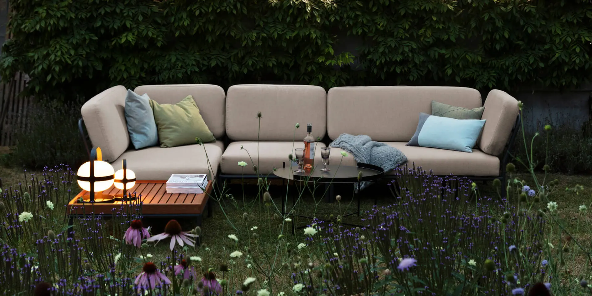 houe_collection_level_outdoor_sofa_beige