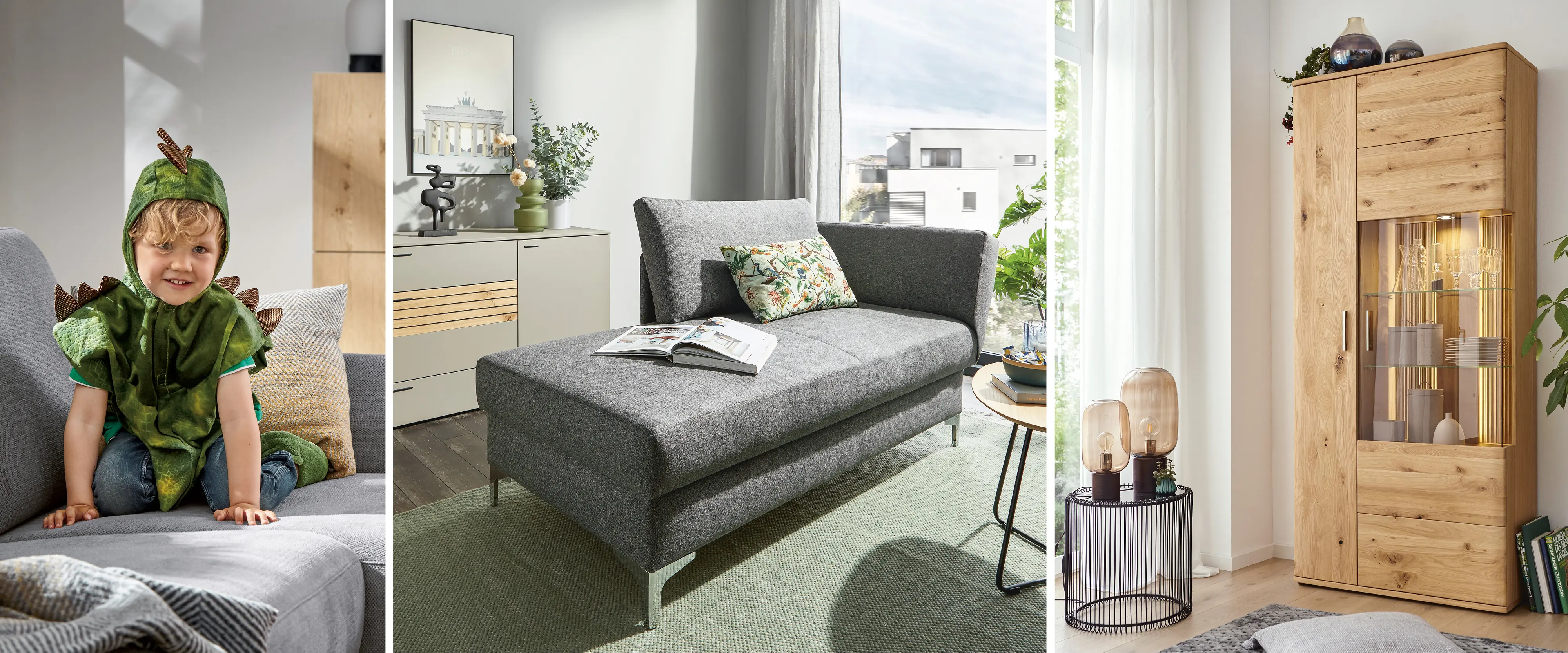 Holzvitrine und graues Sofa zum ausklappen von Global Family