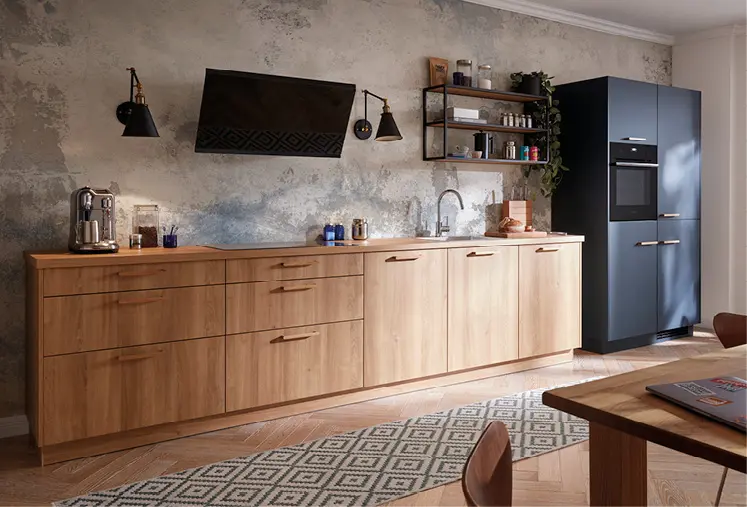 Helle Einbauküche unter Dachfenster mit Backofen und offenen Regalen