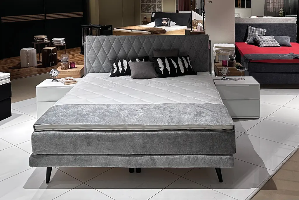 Wohnzimmereinrichtung mit Wohnwand und bequemen Sessel