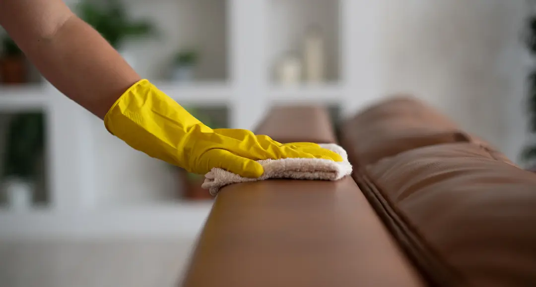 Absaugen, abstauben, abwischen: Mit den passenden Reinigungsmitteln und Pfelegeprodukten ist die Lederpflege kein Problem. 