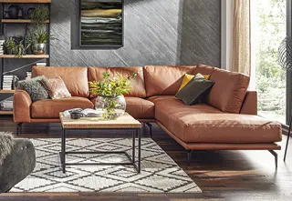 Terracottafarbenes Lederecksofa in stylisch eingerichtetem Wohnzimmer