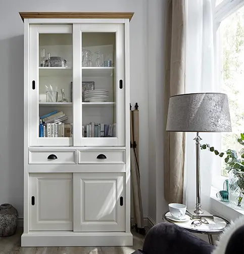Hölzerne Vitrine im Landhausstil weiß