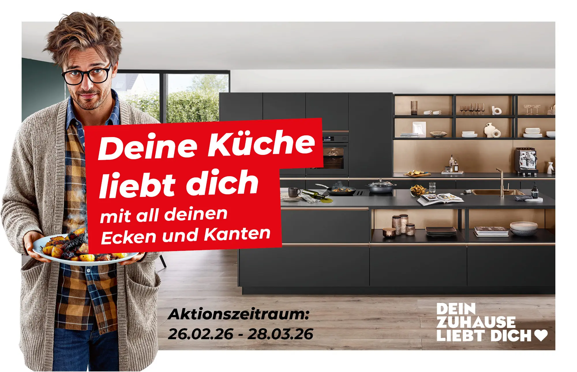 Zeitlose Einbauküche mit heller Kochinsel, hohen Schränken, modernen Barhockern und offener Regalwand, kombiniert mit gemütlicher Wohnlandschaft im offenen Wohnbereich.