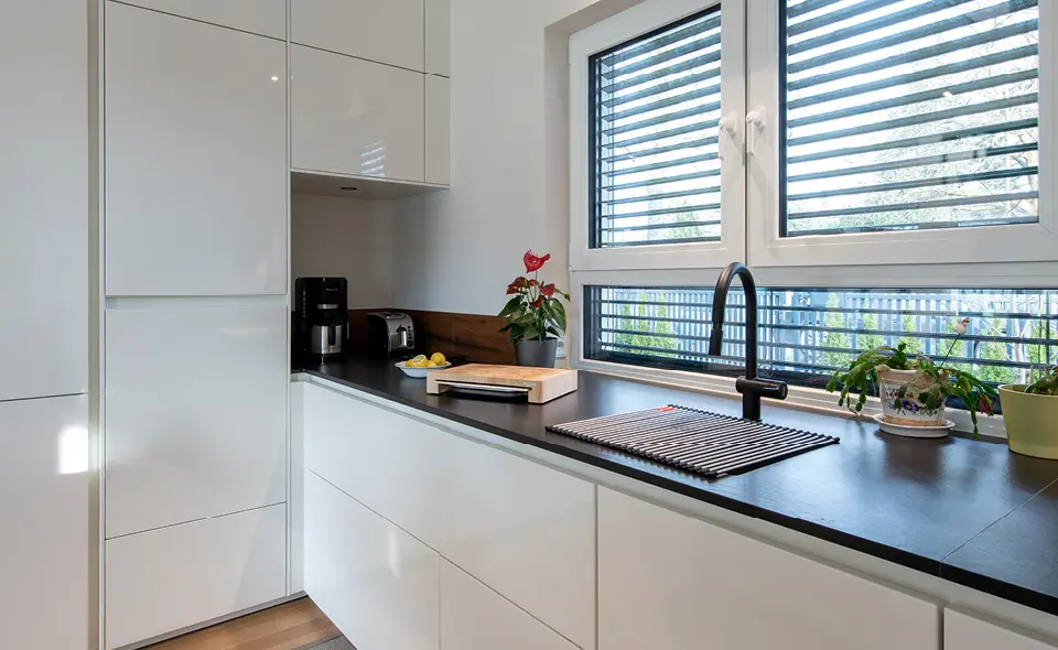 Küche mit hellem Fenster