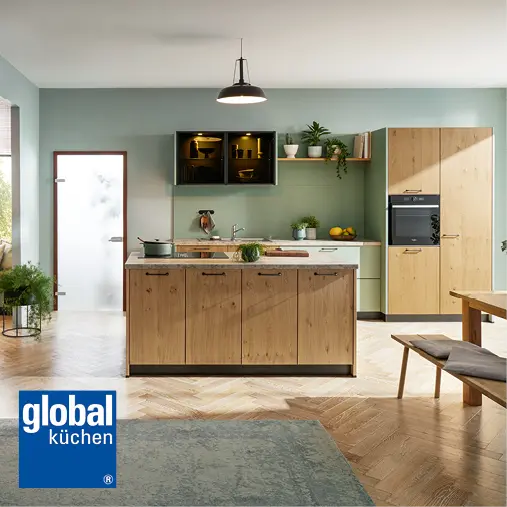 Helle Inselkueche mit Holzfronten