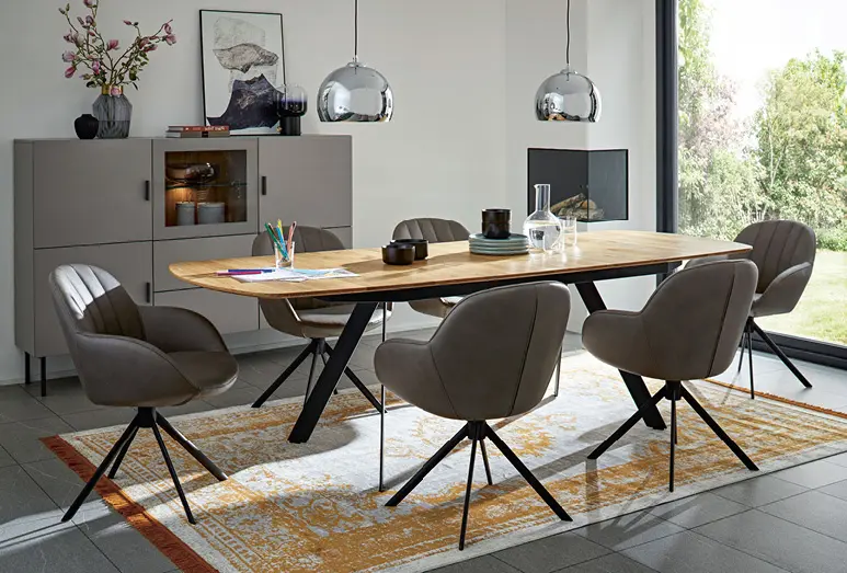 Polsterstühle oder eine Polsterbank sorgen für mehr Komfort und vervollständigen den Look in Ihrem Esszimmer.