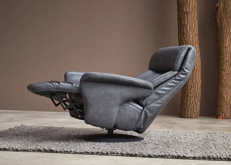 Stylischer schwarzer Leder-Relaxsessel in Wohnzimmer