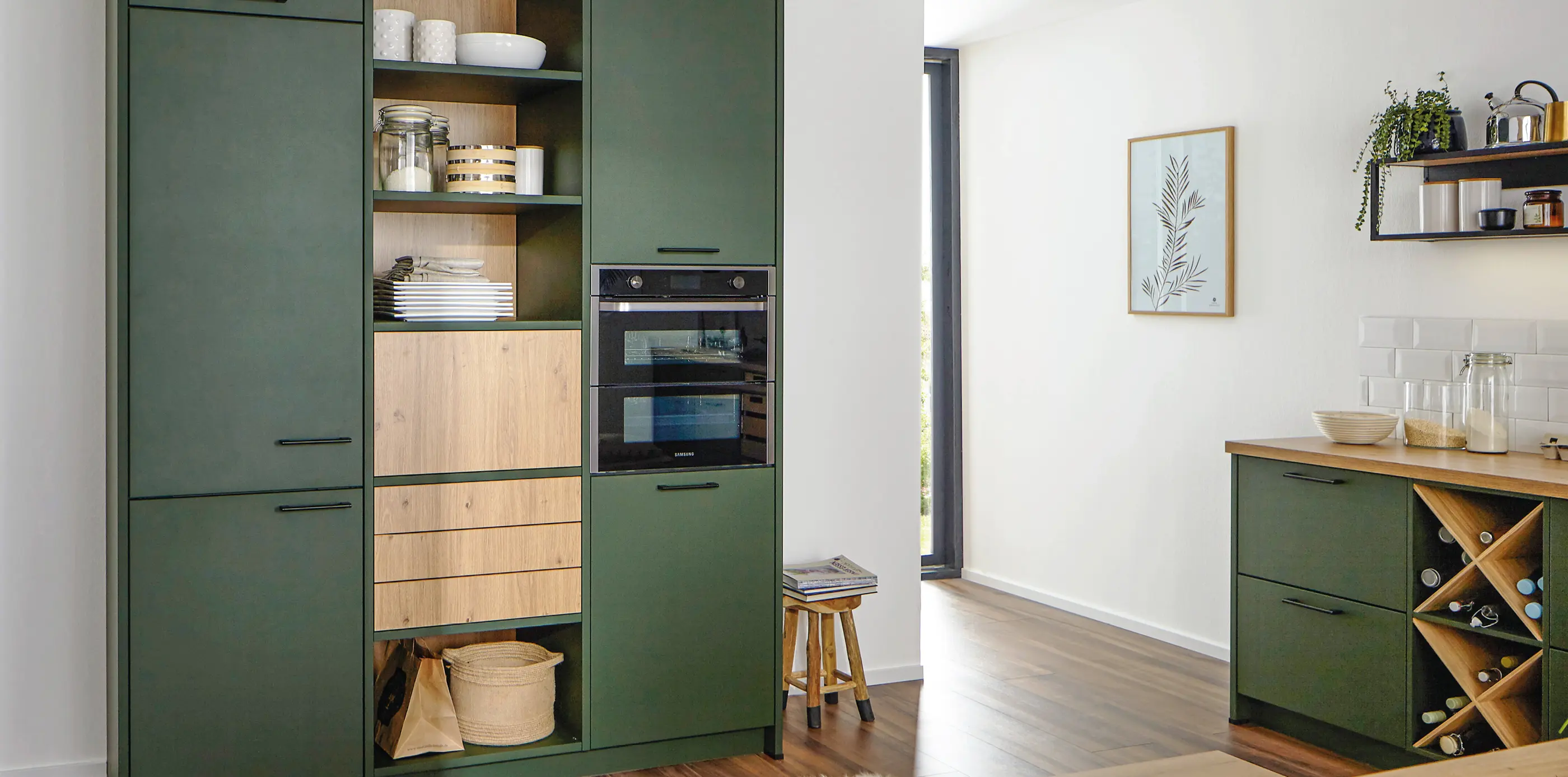 Küche im modernen Landhausstil mit dunkelgrünen Fronten und Elementen in Holzoptik