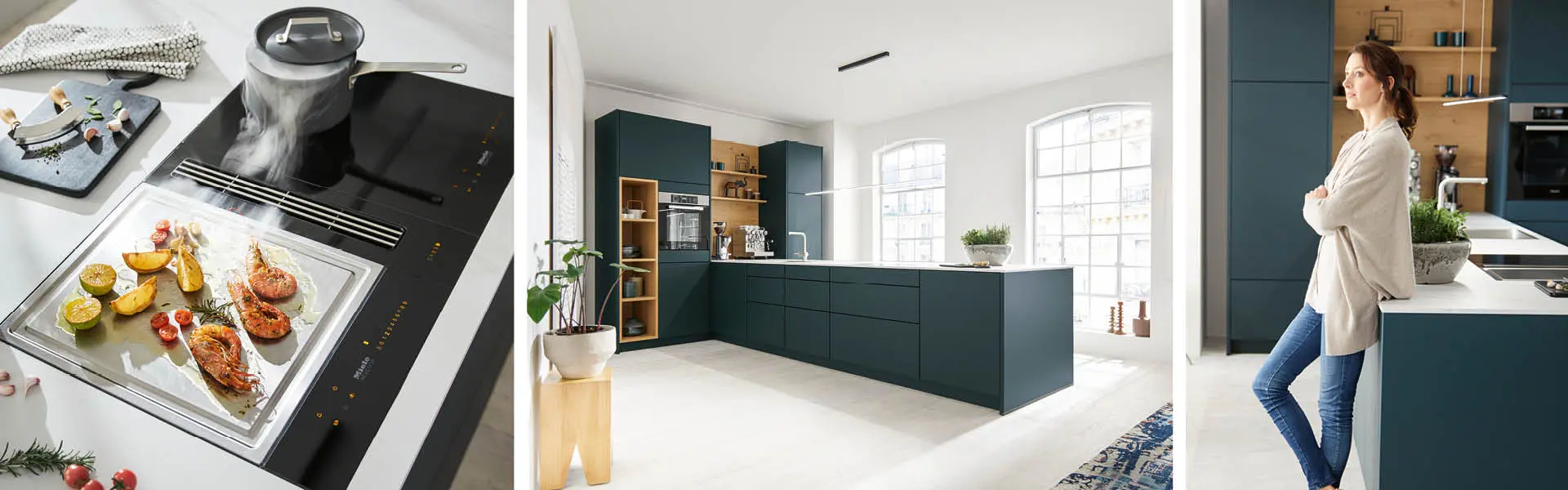 Contur Küche in blau mit Küchenplatte in heller Mamor Optik und flacher Kochplatte mit Teppan Yaki Erweiterung.