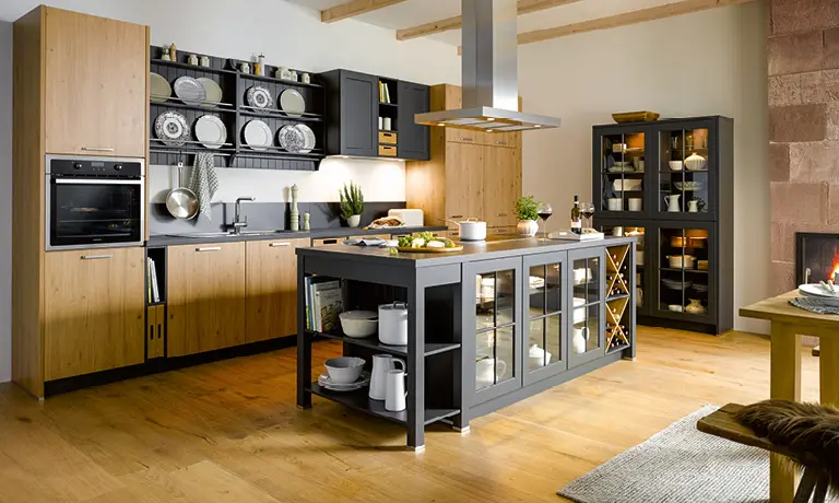 Ein Vorteil der Küche mit Insel ist der zusätzliche Stauraum in der Kochinsel.